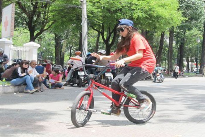 Ra đời từ những năm 1960 tại Mỹ và du nhập vào Việt Nam khoảng từ trước năm 2007, chơi BMX (xe đạp địa hình) là một trong những thể loại của môn thể thao mạo hiểm X-Game được nhiều bạn trẻ yêu thích. Đặc biệc là những teen nam thích cảm giác mạnh.